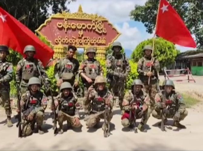 ဗန်းမောက်မြို့ကို သိမ်းပိုက်ခဲ့ကြသည့် တော်လှန်ရေးတပ်ဖွဲ့ဝင်တွေကို တွေ့ရစဉ်